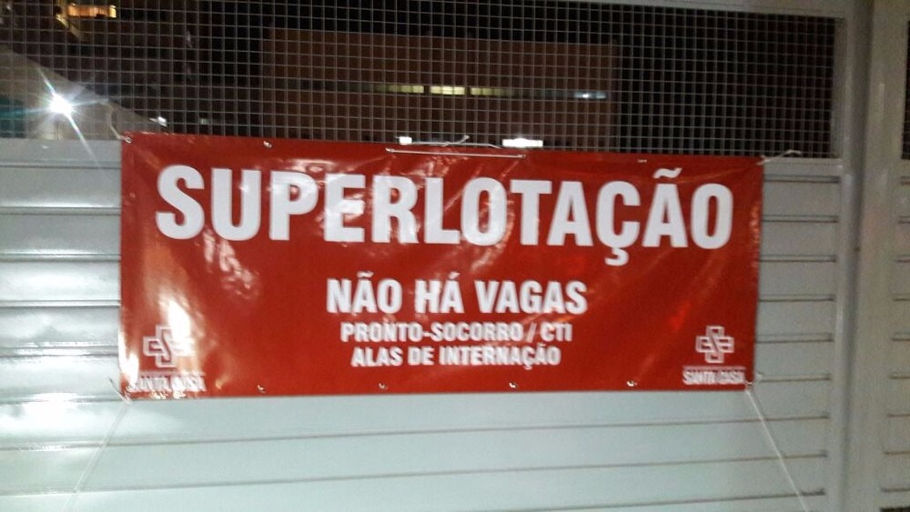 Santa Casa veta novos pacientes devido superlotação, diz direção Faixa no portão de acesso as ambulâncias do SAMU e do Corpo de Bombeiros aponta que hospital não vai receber pacientes por conta da superlotação (Foto: Rodrigo Grando)