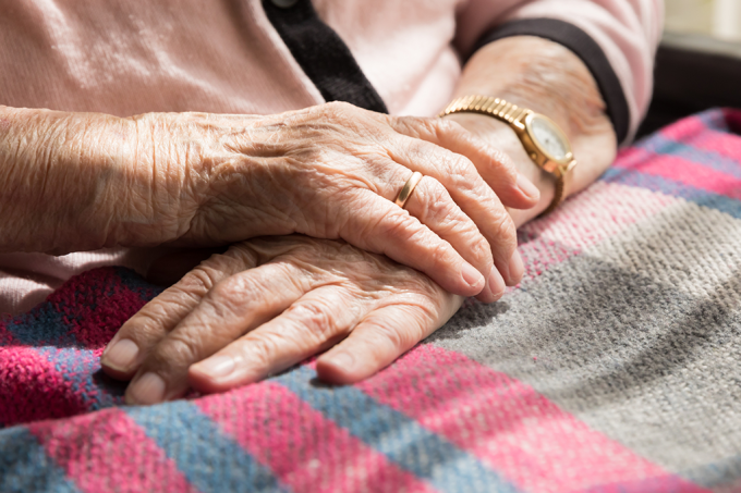Pesquisadores demonstram beneficios do lítio para idosos com Alzheimer iStock
