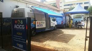 A Van da ACICG esta estacionada na Av. Afonso Pena com atendimento à população