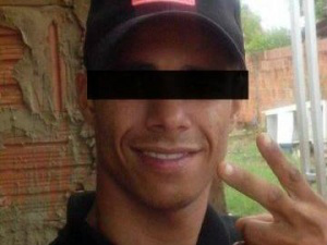 O rapaz tirou a foto de Lorenna e trocou por uma dele (Foto: Reprodução)