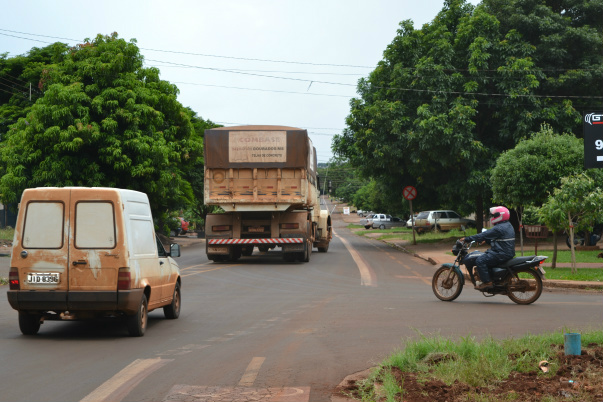 Foto Divulgação
Rua Eulália Pires está recebendo veículos pesados que evitam passar na Via Parque que está toda comprometida