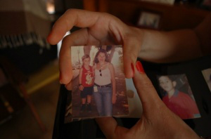 Jaqueline mostra foto antiga que fez com o filho ainda criança. (Foto: Renan Nucci)