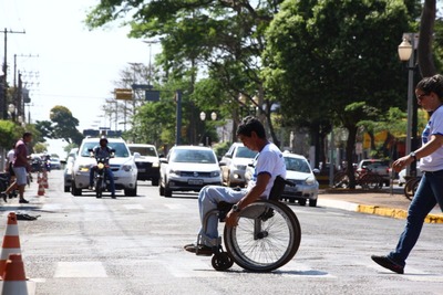 Cadeiras de rodas foram colocadas em vagas de estacionamento para chamar atenção quanto á segurança dos cadeirantes no trânsito – A. Frota