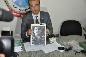 Delegado mostra foto do acusado de matar o adolescente. (Foto: Marcelo Calazans)