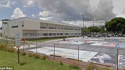 EUA: menina é presa após escrever bilhete ameaçando atirar em escola EUA: menina é presa após escrever bilhete ameaçando atirar em escola
