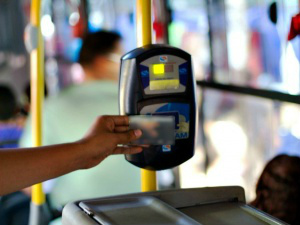 Entenda como vai funcionar o sistema de cartões para idosos no transporte público Cartões para quem tem direito a gratuidade já são usados em várias cidades do país (Foto: Divulgação)