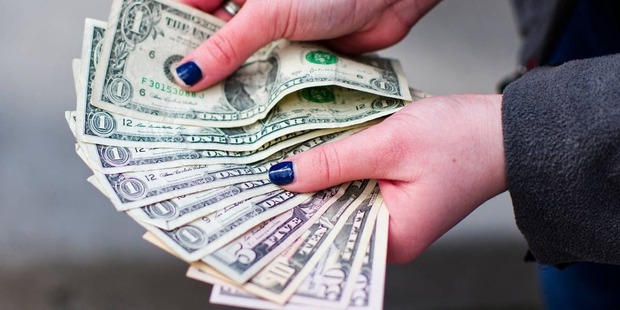 Dólar sobe e opera próximo a R$ 4,20