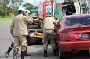 Bombeiros retiram criança de veículo particular e prestam os primeiros atendimentos na rodovia (Foto: Marcos Ermínio)