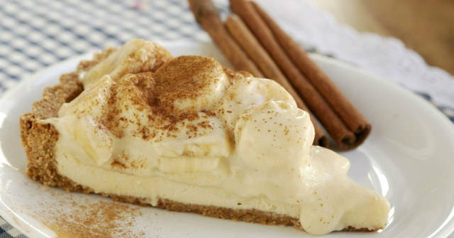Saiba preparar uma saborosa torta de banana com creme de rum e canela