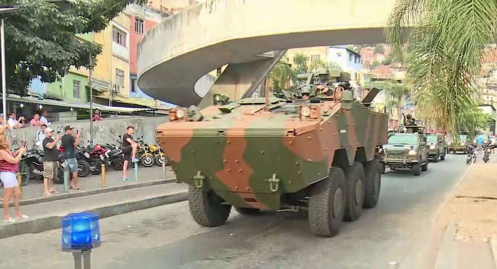 Apesar do cerco das Forças Federais, Rocinha tem novo tiroteio durante a madrugada deste sábado Blindado das Forças Armadas chega à Rocinha (Foto: Reprodução)
