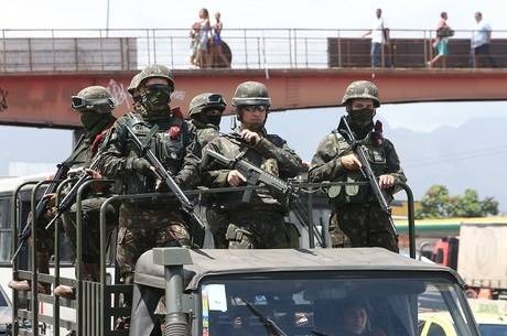 Com intervenção no Rio, Temer quer controlar polícias, diz delegado Presidente Temer decretou intervenção no Rio
Daniel Castelo Branco/Agência O Dia/13.12.2017