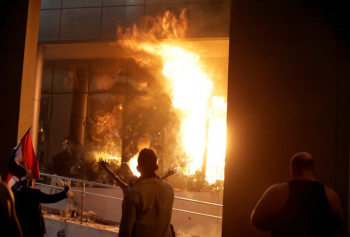 Ativista é morto após manifestantes incendiarem o Congresso no Paraguai Congresso do Paraguai é incendiado por manifestantes nesta sexta-feira (31) após aprovação de medida que autoriza a reeleição presidencial (Foto: REUTERS/Jorge Adorno)