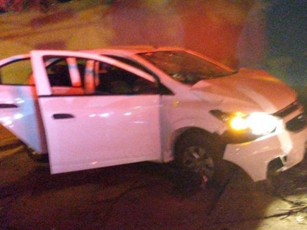 Após assaltarem motorista de App, adolescentes batem carro em muro