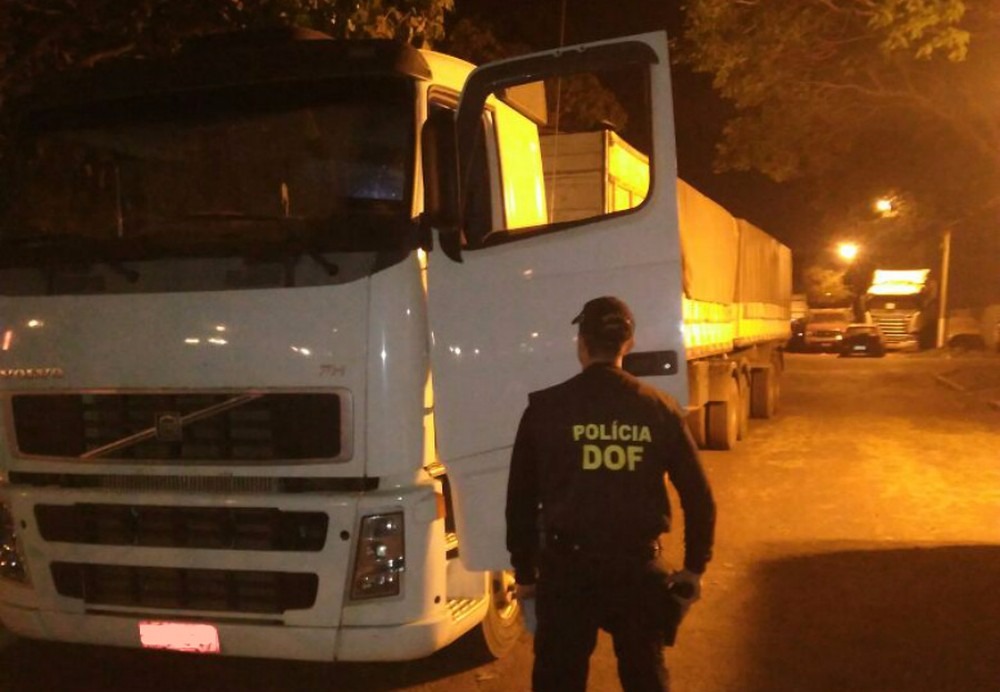 DOF apreendeu carreta carregada com cigarro contrabandeado do Paraguai (Foto: DOF/Divulgação)
