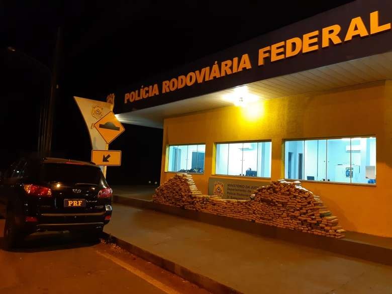 Após perseguição, PRF apreende mais de uma tonelada de maconha na BR-463 Após perseguição, PRF apreende mais de uma tonelada de maconha na BR-463