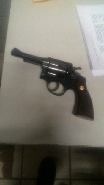 Tático moto da PM apreende arma de fogo, após denúncia PM/Divulgação