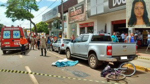 Caminhão caçamba atingiu ciclista na manhã desta quinta - Foto: Osvaldo Duarte
