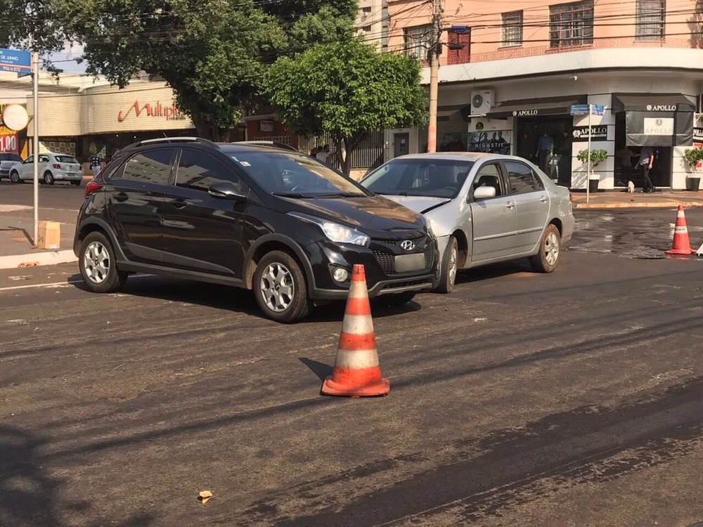 Carros envolvidos no acidente, ainda no cruzamento (Foto: Alysson Maruyama)