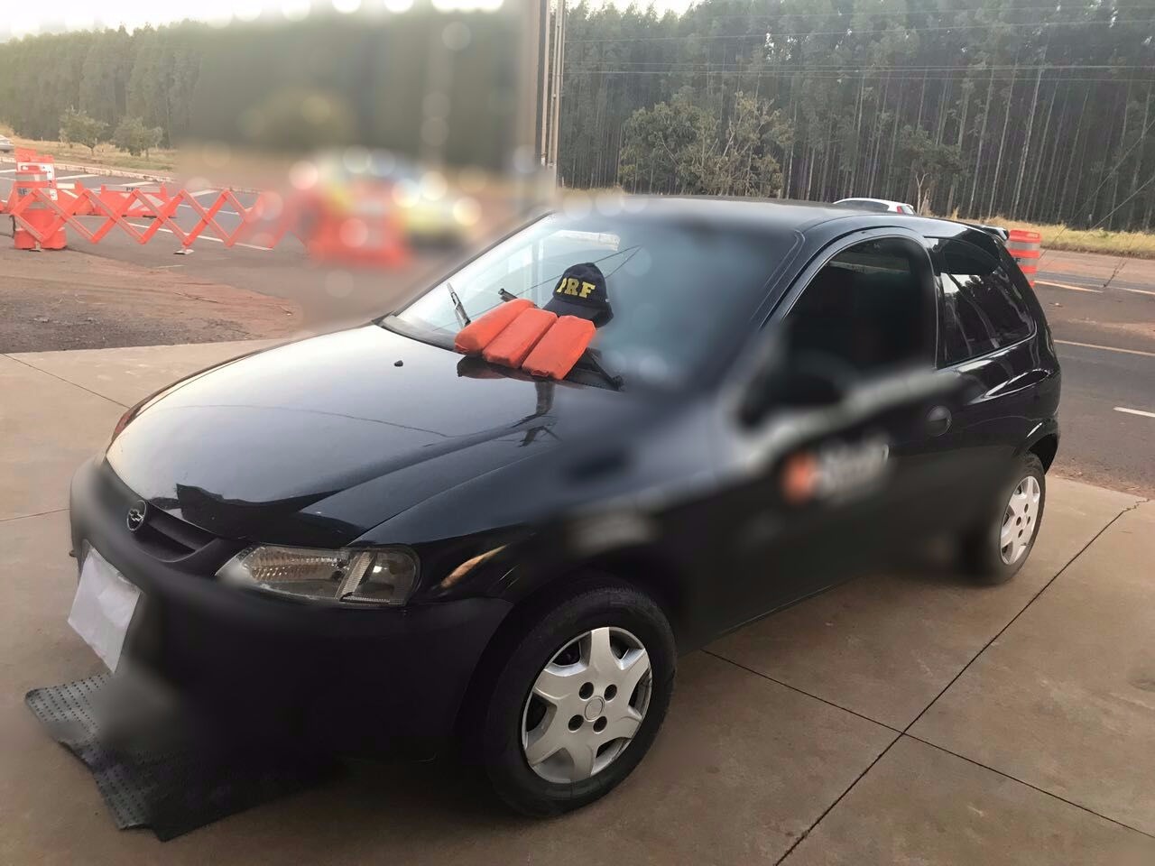 PRF aprende 3kg de pasta base cocaína em porta de veículo Droga estava na porta do veículo; a droga havia sido buscada em Corumbá
(Foto: Divulgação).