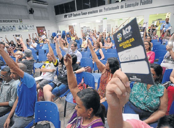 Estado e Capital já planejam pagar piso dos professores em parcelas Em 2017, reajuste de 8,52% foi parcelado em 12 vezes, sendo 2,75% dividos em 11 meses e 5,77% este mês - Foto: Gerson Oliveira