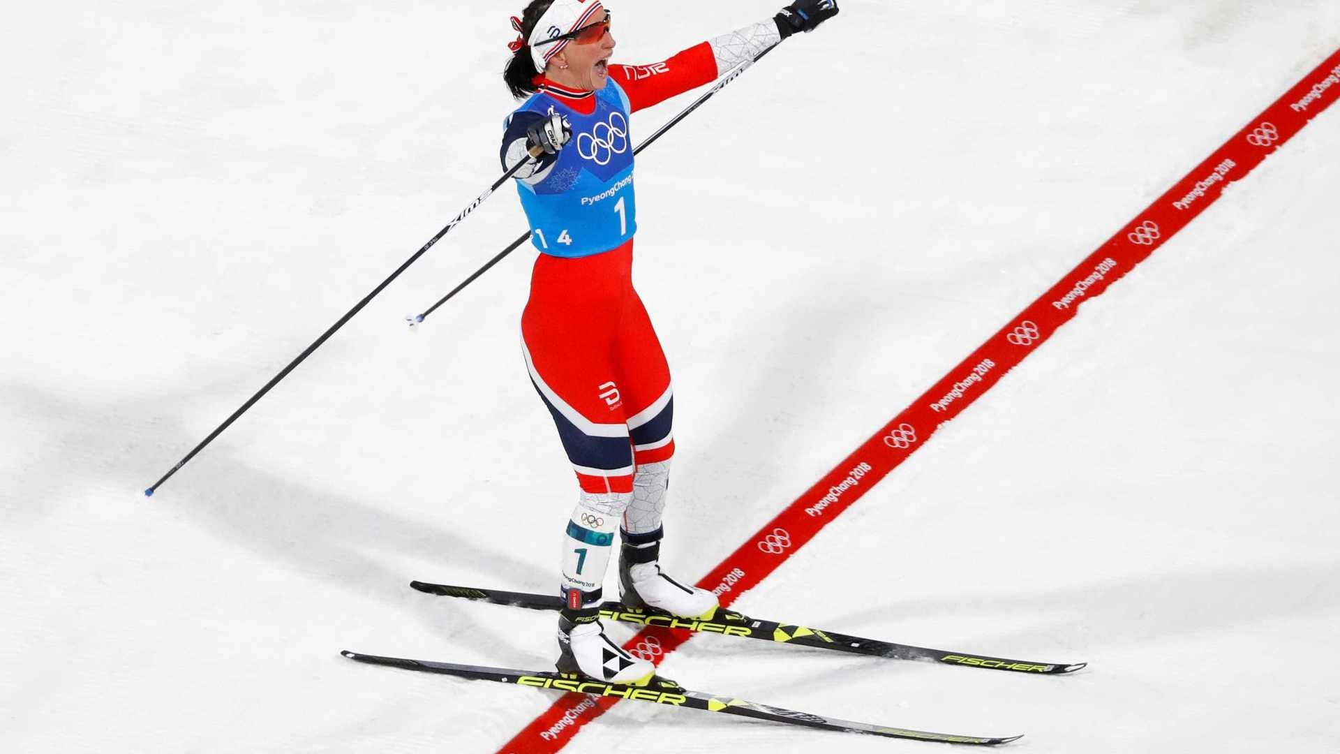 Norueguesa vence no esqui cross-country e iguala recorde olímpico Norueguesa vence no esqui cross-country e iguala recorde olímpico