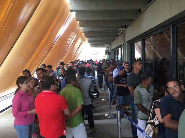 Manhã de bastante movimento em posto de cadastramento biométrico na capital Fila para cadastramento biométrico, em Campo Grande, MS (Foto: Alexandre Cabral)