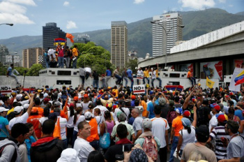 Mercosul vê “ruptura da ordem democrática” e pode expulsar Venezuela Protesto contra decisão da Suprema Corte na Venezuela
Carlos Garcia Rawlins/Reuters