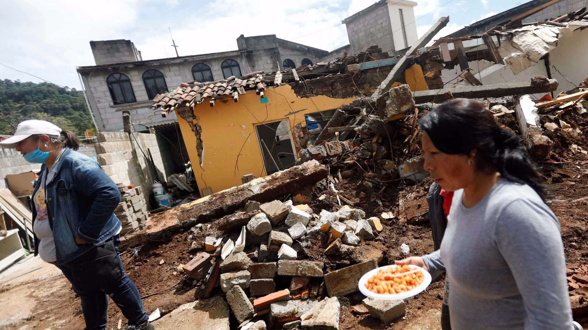 Mulher passa por escombros causado por terremoto em Tecomantlan (Edgard Garrido/Reuters)