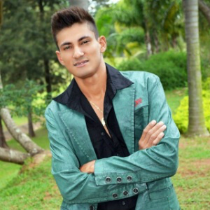 O cantor sertanejo Leo Nascimento depois do banho de loja