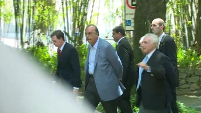O presidente Michel Temer, ao lado do governador do Rio de Janeiro, Luiz Fernando Pezão, e do prefeito Marcelo Crivella (Foto: Reprodução/ GloboNews)