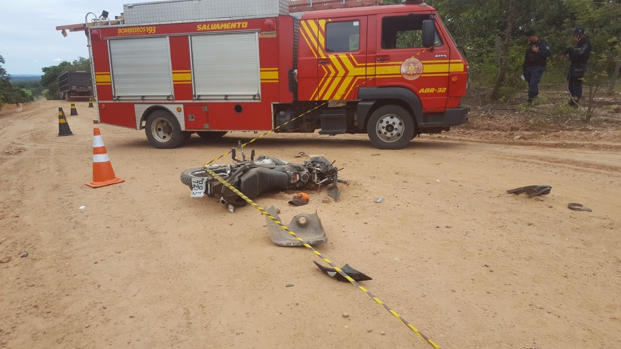 Colisão frontal entre moto e caminhonete mata duas pessoas em Aquidauana Moto das vítimas ficou destruída. - Foto: Luiz Guido/O Pantaneiro
