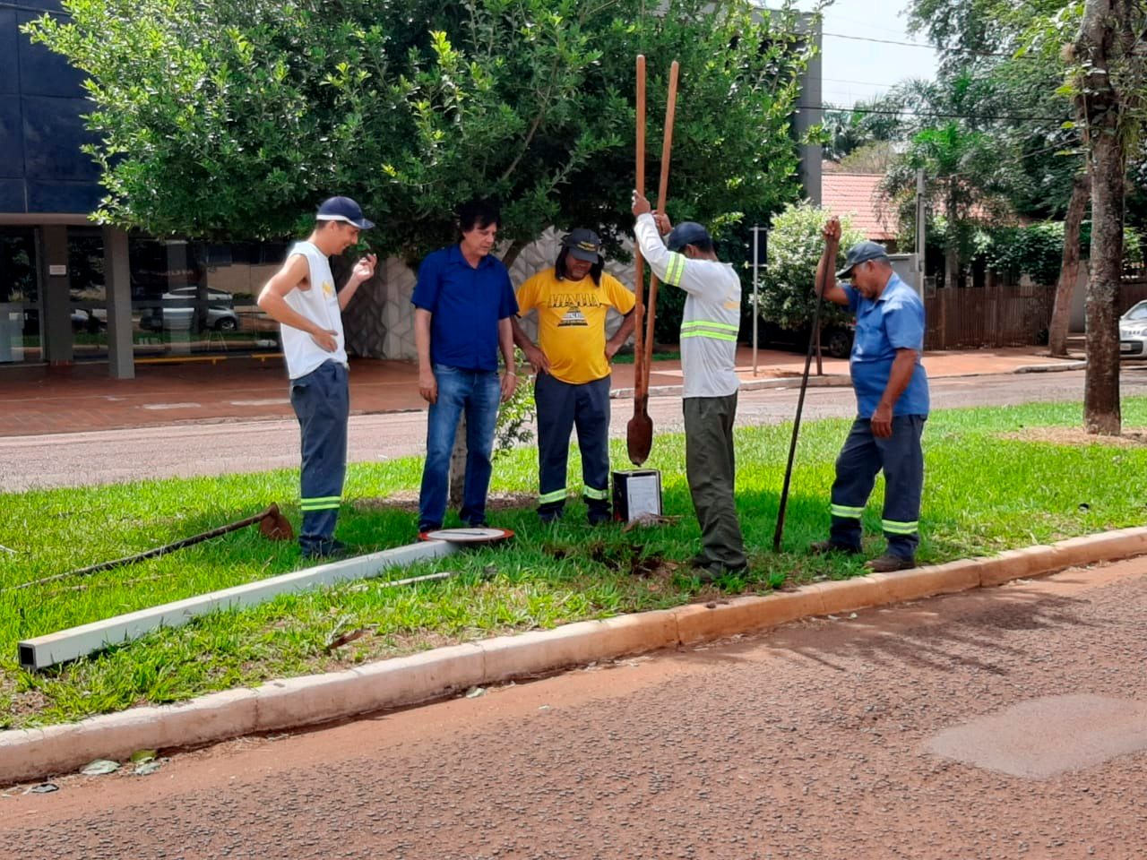 Diretor da Agetran, Carlos Fábio, acompanha a reposição de placas de sinalização e denuncia atos de vandalismo – Agetran