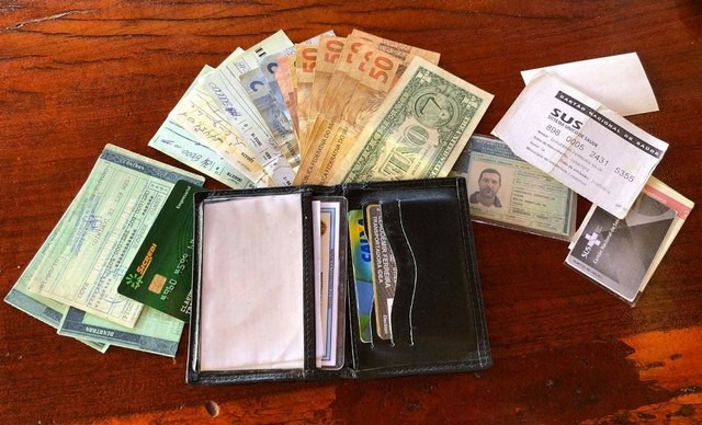 Vendedor encontra carteira com R$ 18 mil na rua e devolve ao dono em Camapuã Carteira continha cerca de R$ 18 mil e documentos (Foto: Arquivo Pessoal/Facebook)