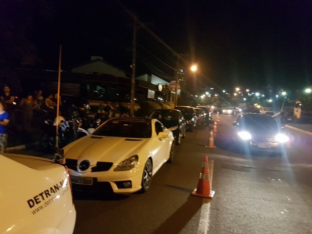 Mercedes parado na blitz realizado na avenida Via Parque, em Campo Grande (Foto: BPTran/Divulgação)
