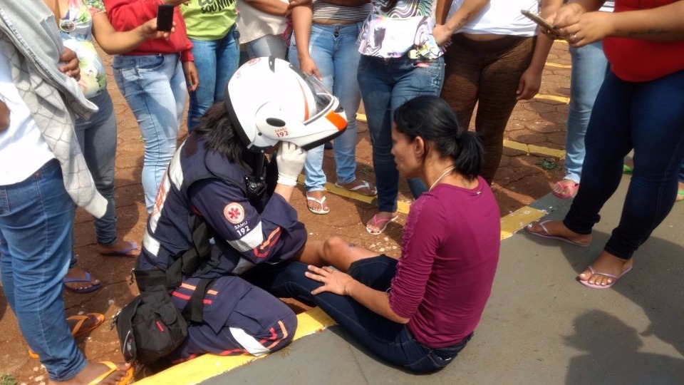 Mulher ficou ferida na perna (Foto: Osvaldo Duarte)