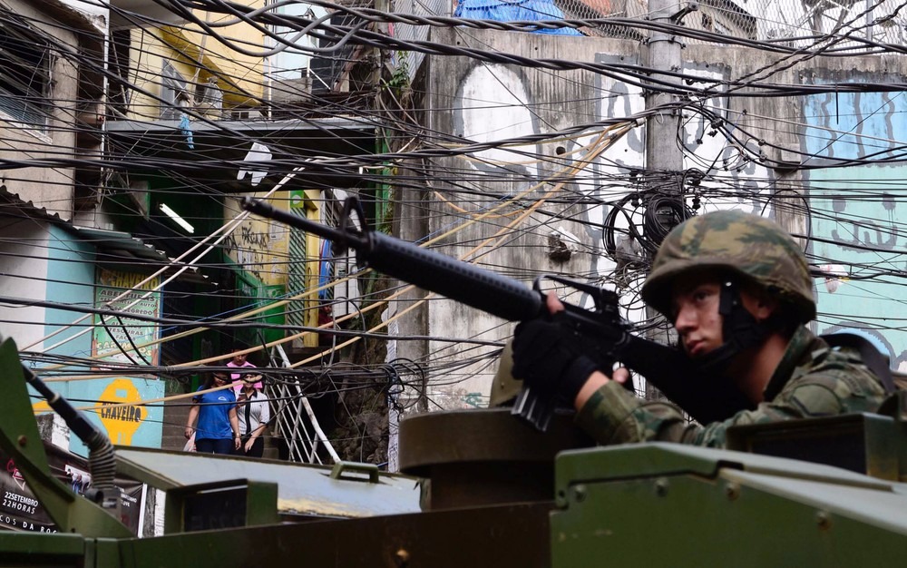 Militares do Exército patrulham a comunidade da Rocinha, no Rio, desde a tarde da última sexta-feira (22) (Foto: Rommel Pinto/Agência O Dia/Estadão Conteúdo)