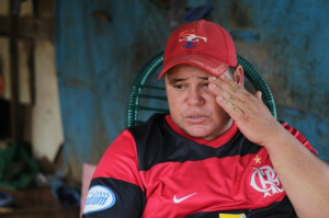 Julianderson Castro Afonso, 31 anos, diz que dinheiro do trabalho no lixão é sustento da família. (Foto: Marcos Ermínio)