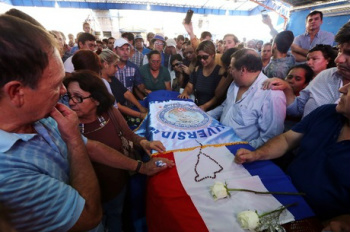 Familiares e amigos se despedem de Rodrigo Quintana, ex-liderança do Partido Liberal do Paraguai, morto pela polícia durante protesto
Marcos Brindicci/02.04.2017/Reurters