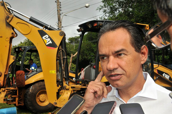 Em 2018, aliados políticos poderão se tornar rivais de Reinaldo Azambuja Marcos Trad, visitando obras, será um dos mais assediados - Foto: Valdenir Rezende / Correio do Estado