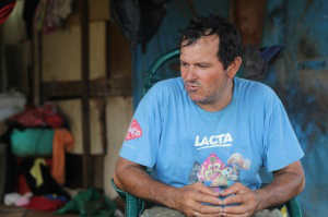 Marcio de Lima Gomes, 37 anos, reclama que a construção da UTR(Usina de Triagem de Resíduos), apesar de aprovada, ainda não foi finalizada. (Foto: Marcos Ermínio)
