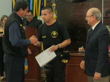 Comandante do DOF (à direita) e secretário de segurança durante entrega de certificado a policial (Foto: Thalyta Andrade)