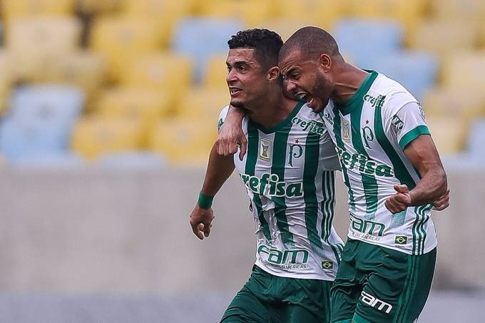 Egidio comemora gol ao lado de Mayke contra o Fluminense, pelo Campeonato Brasileiro, no Maracanã (Buda Mendes/Getty Images)