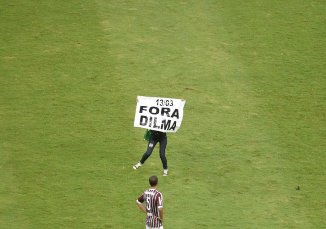 Mulher apelidada de 'Bolsonaro' invade Fla-Flu com cartaz anti-Dilma Reprodução