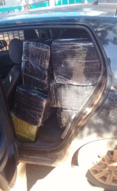 Veículo com mais de 600 quilos de maconha é encontrado em estrada vicinal Veículo com mais de 600 quilos de maconha é encontrado em estrada vicinal