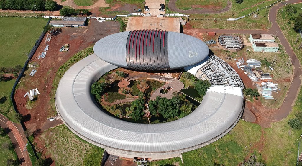 Licitações do Aquário do Pantanal devem ocorrer em setembro A conclusão da cobertura metálica (no lado direito) e dos pórticos (linhas vermelhas da cúpula principal) serão alguns dos primeiros serviços a ser executados. Edemir Rodrigues.