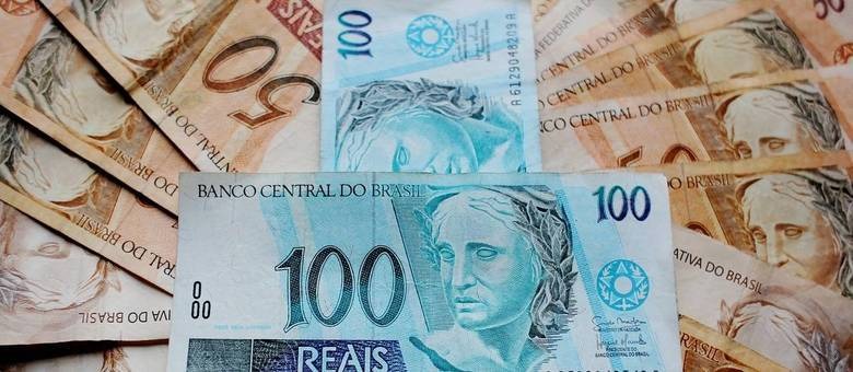 Governo quer tirar da Constituição reajuste do salário mínimo Proposta de Orçamento para 2020 prevê aumento dos atuais R$ 998 para R$ 1.039. Pixabay