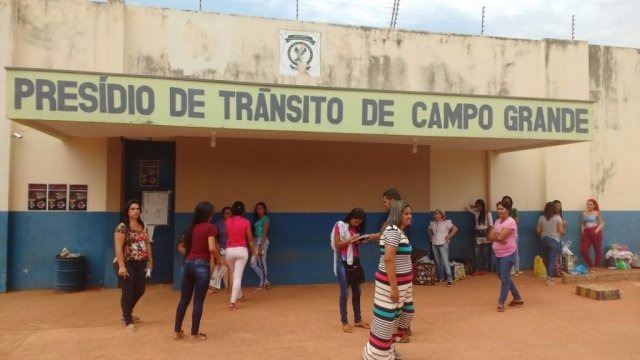 Mulheres foram impedidas de entrar no Presídio de Trânsito de Campo Grande (Foto: Graziella Almeida)