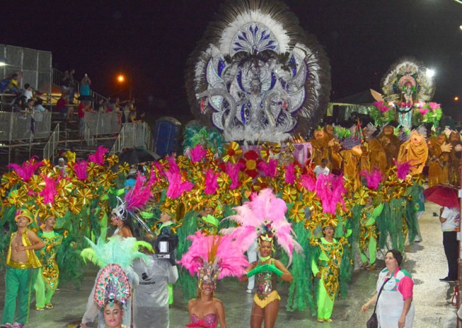 Desfile da Vila Carvalho nesta madrugada, na Praça do Papa