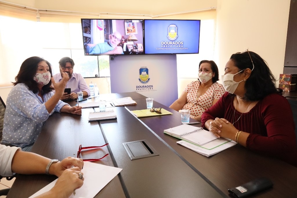 Reunião no Gabinete da prefeita Délia definiu retomada das atividades não presenciais na rede municipal de ensino de Dourados. A. Frota