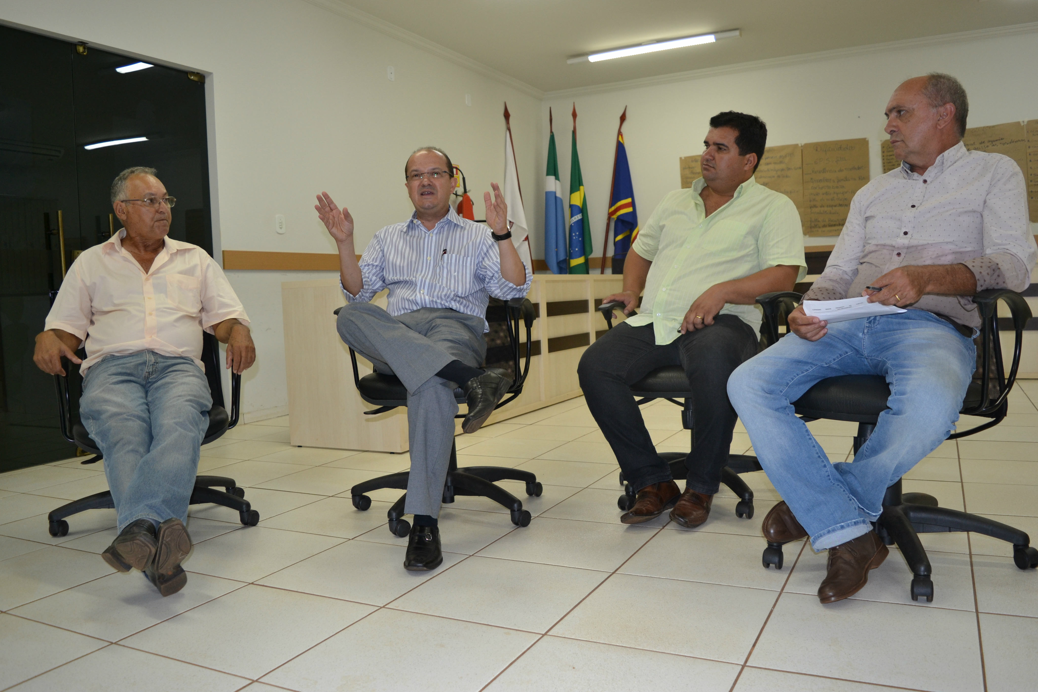 PSB de Rio Brilhante se reúne com deputado Barbosinha e avalia crescimento na região Presidente do PSB em Rio Brilhante Irinel Pael ao lado do deputado Barbosinha: